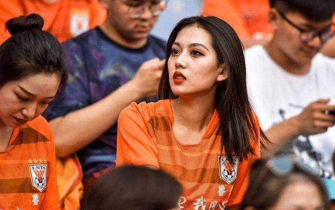 美女自己脱内衣私密部位无挡